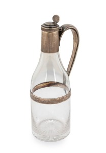 An antique English fine hand-blown glass vinegar bottle with sterling silver collar, hinged lid and handle. Made by Edgar Finlay & Hugh Taylor of London, circa 1890, 20cm high