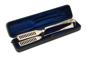 Antique English sterling silver asparagus tongs in original plush lined leather case. By William Hutton & Sons of Sheffield, circa 1896, 23cm high, 150 grams. 