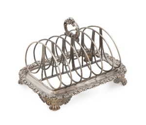 George III English sterling silver toast rack with Rococo design border standing on four stylized paw feet. Made in London, circa 1823. 19cm wide, 456 grams.
