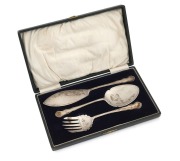 An antique English three piece silver plated serving set with Chippendale pattern handles and engraved decorations in original case, late 19th century, the case 30cm wide