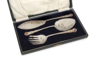 An antique English three piece silver plated serving set with Chippendale pattern handles and engraved decorations in original case, late 19th century, the case 30cm wide - 2