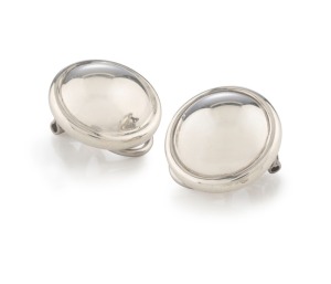 TONY WHITE, Sydney: pair of "Decor" sterling silver clasp earrings,