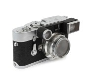 LEITZ: Leica Model M3 Single Stoke Advance [#976841], 1959, together with a Summaron f2.8 35mm lens [#1665151] together with an integrated Spectacle Viewfinder in black crackle paint and a Leitz UVa filter.