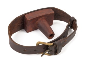 PRISONER GAG, wood and leather, stamped "MAITLAND", 19th/20th century, 63cm long