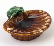 BENDIGO POTTERY shell shaped Colonial soap dish with frog decoration, 19th century, ​​​​​​​13.5cm wide - 2