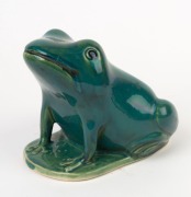 BENDIGO POTTERY "Waverley Ware" green glazed pottery frog with unusual factory glaze blemish to the back, 15cm high, 18cm long - 2