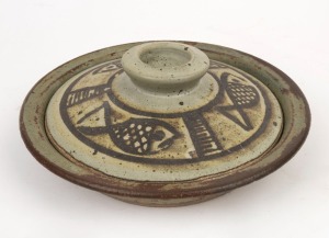 GUS McLAREN pottery lidded bowl with fish decoration, signed "Gus McLaren", ​​​​​​​9cm high, 25.5cm diameter