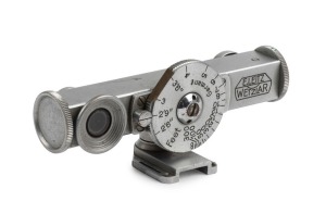 LEITZ: FOKOS range finder in chrome with HFOOK clip-in shoe, measurements to 300 feet + ∞, circa 1930s