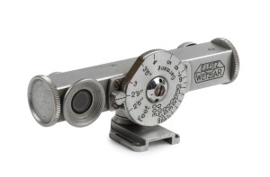 LEITZ: FOKOS range finder in chrome with HFOOK clip-in shoe, measurements to 300 feet + ∞, circa 1930s