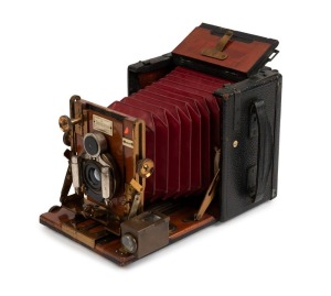 Sanderson Cameraworks: The Sanderson Regular folding plate camera with finely polished wood interior and heavy leather exterior, circa 1905, with Goerz Dopp-Anastigmat Series III Dagor 125mm f6.8 lens [#207868]