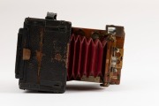 Sanderson Cameraworks: The Sanderson Regular folding plate camera with finely polished wood interior and heavy leather exterior, circa 1905, with Goerz Dopp-Anastigmat Series III Dagor 125mm f6.8 lens [#207868] - 4