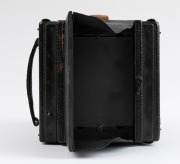 Sanderson Cameraworks: The Sanderson Regular folding plate camera with finely polished wood interior and heavy leather exterior, circa 1905, with Goerz Dopp-Anastigmat Series III Dagor 125mm f6.8 lens [#207868] - 5