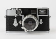 LEITZ: Leica Model M3 Single Stoke Advance [#976841], 1959, together with a Summaron f2.8 35mm lens [#1665151] together with an integrated&nbsp;Spectacle Viewfinder in black crackle paint and a Leitz UVa filter. - 2