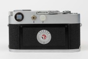 LEITZ: Leica Model M3 Single Stoke Advance [#976841], 1959, together with a Summaron f2.8 35mm lens [#1665151] together with an integrated Spectacle Viewfinder in black crackle paint and a Leitz UVa filter. - 3