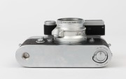 LEITZ: Leica Model M3 Single Stoke Advance [#976841], 1959, together with a Summaron f2.8 35mm lens [#1665151] together with an integrated Spectacle Viewfinder in black crackle paint and a Leitz UVa filter. - 5