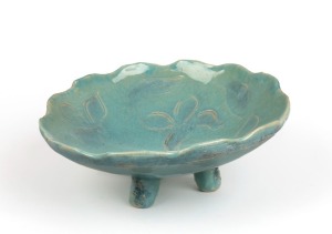 DEREK SMITH pottery fruit bowl with floral decoration and turquoise glaze, incised "D.S.", ​​​​​​​10cm high, 25cm wide