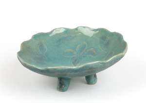 DEREK SMITH pottery fruit bowl with floral decoration and turquoise glaze, incised "D.S.", 10cm high, 25cm wide
