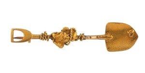 A gold miner's brooch of shovel form with twisted rope and gold nugget specimens, 19th century, 5.5cm wide, 4.4 grams