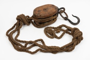 Board of Ordnance pulley, hook and rope with broad arrow stamp, pre-1855, ​​​​​​​the pulley and hook 55cm high overall