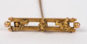 A Colonial 15ct yellow gold double bar brooch with gold nugget specimens, 19th century, stamped "15ct", 4cm wide, 4.9 grams