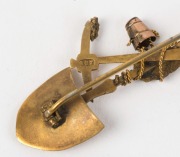 An antique gold miner's brooch, crossed pick and shovel with gold nugget specimens, stamped "South Africa", 5.5cm wide, 5 grams - 2