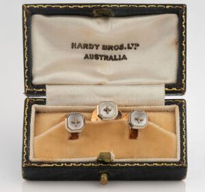 A 9ct gold and pearl shell stud set in HARDY BROS branded box, early 20th century, the box 5.5cm wide