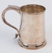 George III English sterling silver ale mug with a raised plinth base and hollow tapering loop handle terminating in a heart-shaped palm rest. By William Grundy of London, circa 1772, 12cm high, 282 grams. - 6