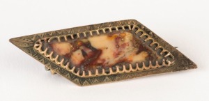 An antique Australian yellow gold brooch set with red jasper ore specimen, Queensland origin, late 19th century, 4.5cm wide
