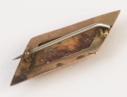 An antique Australian yellow gold brooch set with red jasper ore specimen, Queensland origin, late 19th century, ​​​​​​​4.5cm wide - 2