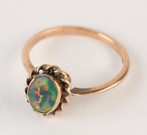 A 9ct yellow gold ring set with a black opal doublet, early 20th century, 2.5 grams total