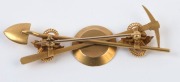 An antique gold miner's brooch with crossed pick and shovel, gold nugget specimens in gold pan, adorned with scrolling leaves on rope twists, 19th century, a fine example, ​​​​​​​6cm wide, 6.4 grams - 2