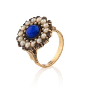 Georgian yellow gold ring set with a cabochon lapis lazuli surrounded by seed pearls and amethyst crystals, early 19th century,