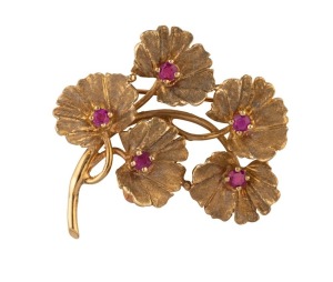 A vintage 14ct yellow gold brooch with five rubies in the form and a branch with leaves, early to mid 20th century, stamped "14k", ​​​​​​​4.5cm wide, 11 grams total