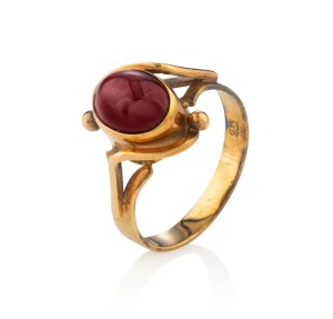 An antique 9ct yellow gold ring set with a cabochon garnet, 19th century,