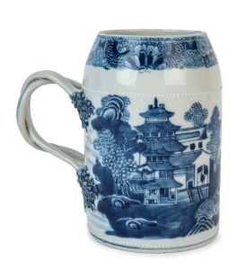 An antique Chinese blue and white export porcelain pint tankard, early 18th century, 17cm high