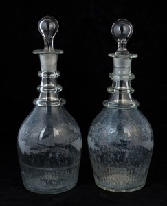 A pair of Georgian glass decanters with etched decoration, 18th/19th century, 28cm high