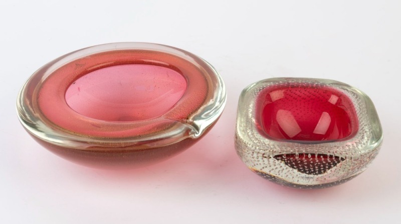 Two Murano red glass bowls with aventurine and boule inclusions, ​​​​​​​the larger 6cm high, 19cm wide