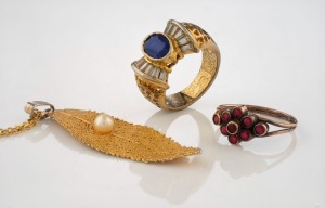 A rose gold and garnet ring, costume jewellery ring and necklace, 20th century, (3 items)