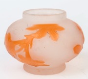 GALLE French Art Nouveau orange and opaque cameo glass vase, early 20th century, signed "Galle", ​​​​​​​5.5cm high, 7.5cm diameter - 2