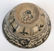 An antique Vietnamese porcelain blue and white bowl, 16th/17th century, 6.5cm high, 13.5cm diameter - 3