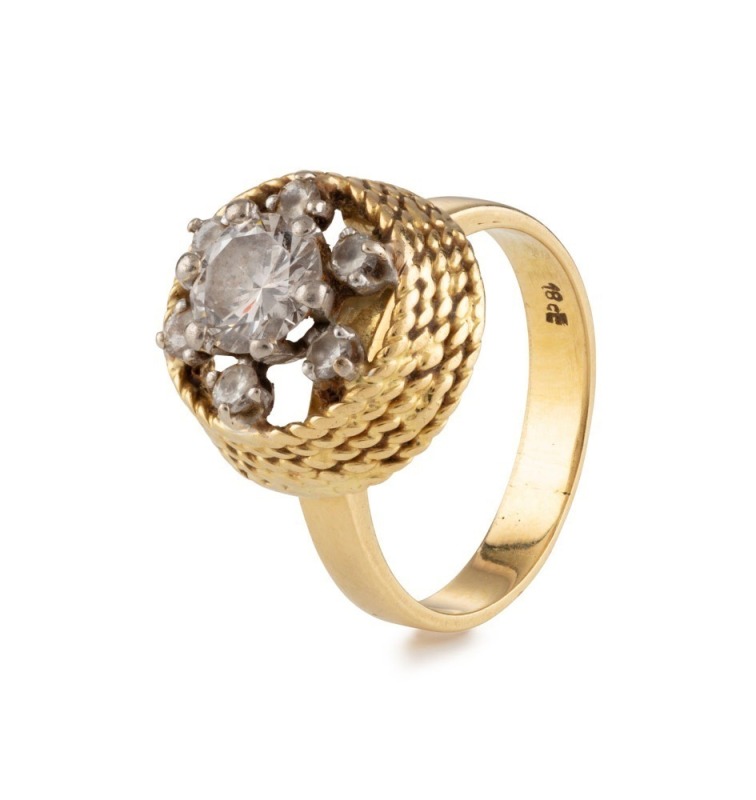 An 18ct yellow gold ring set with an impressive brilliant cut diamond surrounded by six smaller diamonds set in a rope twist mount,20th century, stamped "18ct", ​​​​​​​6.9 grams total