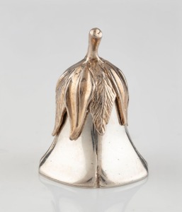 English sterling silver "Foxglove" tooth box, made by A.J. Poole of Birmingham, circa 1997, ​​​​​​​4cm high