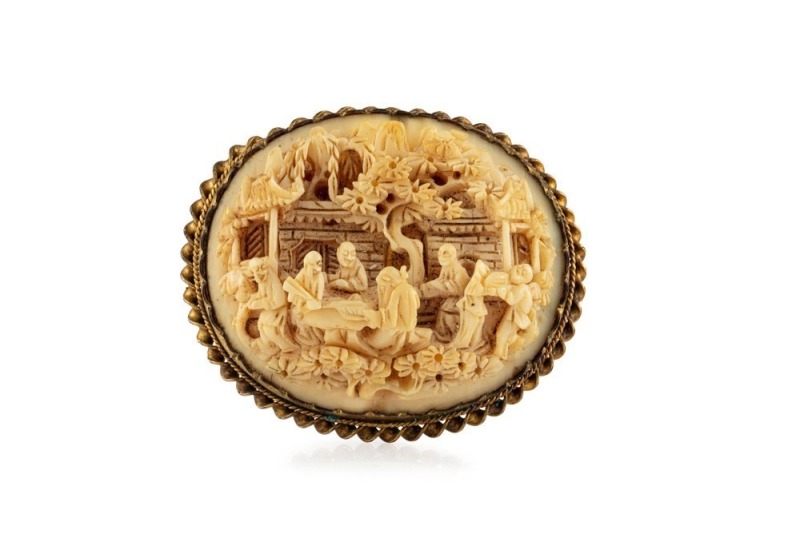 An antique Chinese brooch, superbly carved in ivory with gilded silver mount, 19th/20th century, ​​​​​​​4.3cm wide