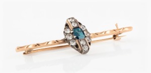 An antique rose gold bar brooch, set with sapphires, early 20th century, 5cm wide, 3.9 grams total