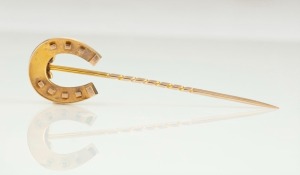 An antique yellow gold luck horseshoe stickpin in a plush fitted box branded "Sydney Smith.....Tunbridge", 19th century, 7cm long, 4 grams