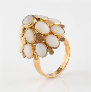 A 14ct yellow gold cocktail ring set with a tower of white opals, 20th century, stamped "14k", ​​​​​​​9 grams total