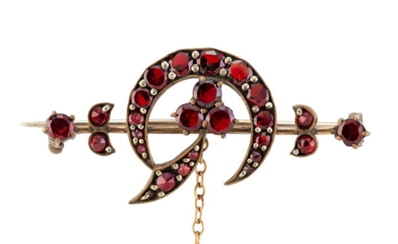 An antique 9ct yellow gold crescent and bar brooch set with garnets, late 19th early 20th century, ​​​​​​​4cm wide, 3.8 grams