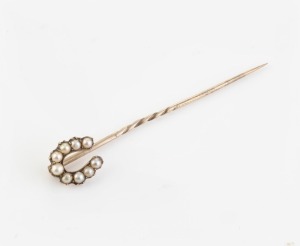 An antique yellow gold horseshoe stickpin set with seed pearls, 19th century, housed in a plush fitted box, 5.5cm long