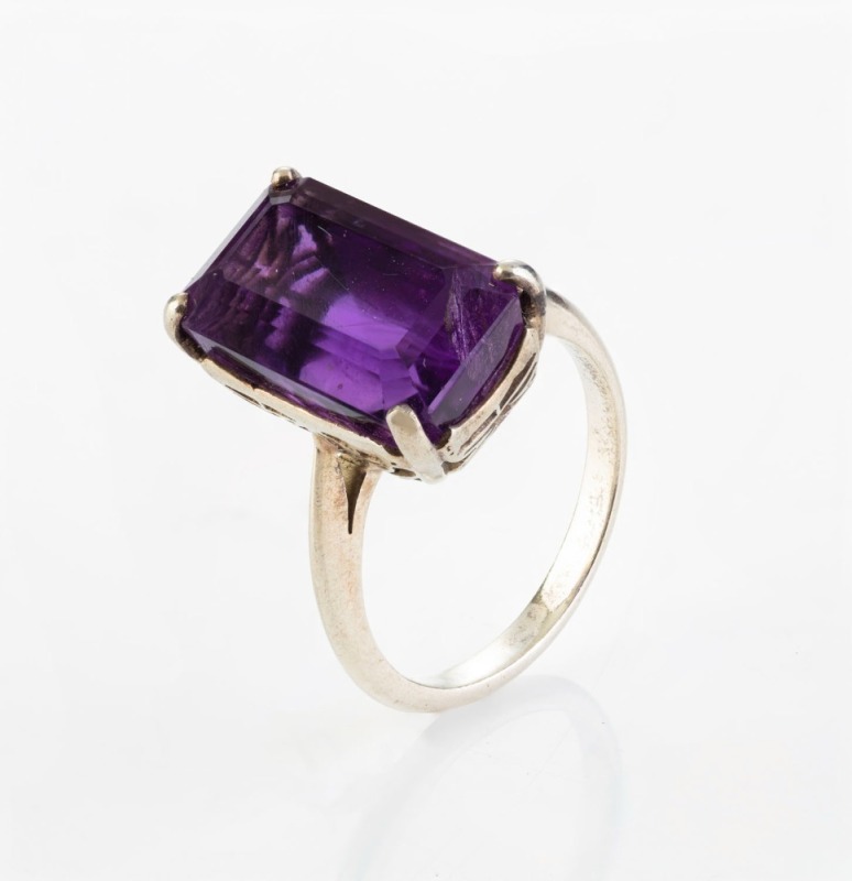 A 9ct white gold ring set with a large amethyst, 20th century, ​​​​​​​5.7 grams