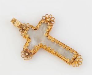 An ornate 18ct yellow gold mounted pearl shell crucifix pendant, 20th century, 4.5cm high overall